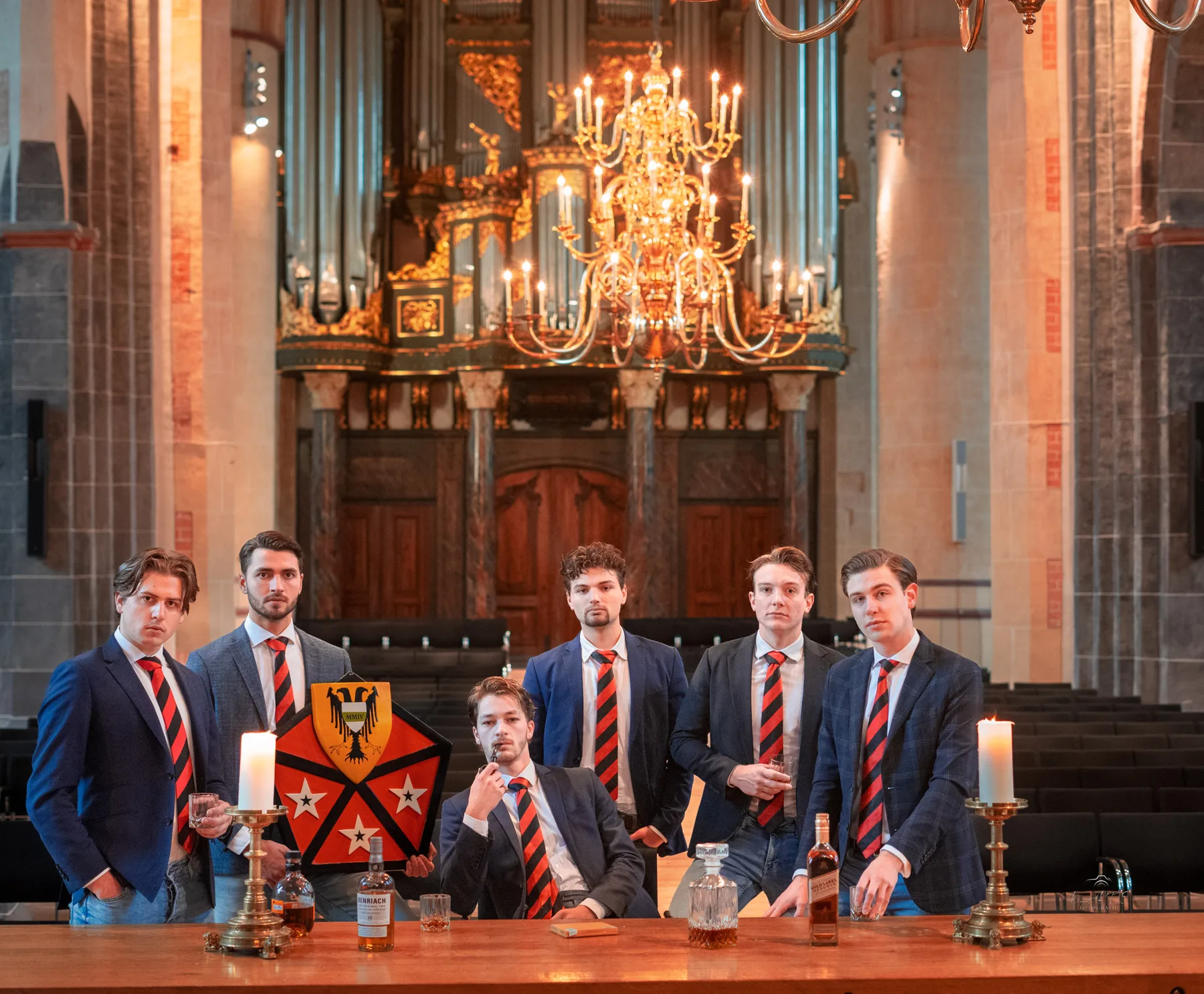 De Heeren van het Genootschap in de kerk, met het wapen, whisky en kaarsen